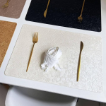 Ristk&uuml;likukujulised nahast taldrikud, 4 taldriku komplekt, 45 x 30 cm, beež-valge, k&ouml;&ouml;gi taldrikud s&ouml;&ouml;gilauale.