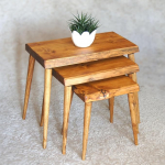 T&auml;ispuidust 3-osaline pesitsuslaudade komplekt - rustikaalne k&auml;sitsi valmistatud puidust k&uuml;lgmised lauad elutuppa, kohvilaudadele ja ruumi s&auml;&auml;stvale m&ouml;&ouml;blile