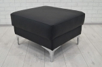 Quattro Meble Mustast ehtsast nahast istmik Kuhanahast kuubik 60 x 55 cm Jalahooldus Ehtne nahk Puff Edge mudel trapetsikujulise roostevabast terasest kroomjalgadega