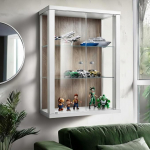 Klaasist rippuv vitriinkapp (80 x 60 x 25 cm) - Made in Germany - 2 reguleeritava k&otilde;rgusega klaasriiuliga rippuv vitriinkapp ESG valge / Sonoma tammepuust - Klaasist ustega kapp - seinavitriinkapp