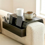 Sofatablett Armlehne, Bambus Sofa Tablett mit Getr&auml;nkehalter und F&auml;chern, Armlehnen Tablett Flexibel und Faltbar, Anti-Rutsch, f&uuml;r Tassen, Snacks, Telefon, Fernbedienung, 43&times;32 cm (Schwarz)