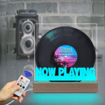 Laua vin&uuml;&uuml;lplaadi alus, valgustatud puidust alus, vin&uuml;&uuml;lplaadi hoidja albumite jaoks, CD puldiga, 7 v&auml;rvi LED &ouml;ine valgus, loomingulised kingitused muusikahuvilistele, kodukaunistus