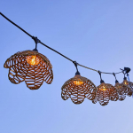 HAWAII LIGHT &Uuml;hendatavad LED-tuled koos pol&uuml;rattanist lambivarjudega Boho stiilis, 7 lambipirni E27 pistikupesaga, soe valge, 6 m