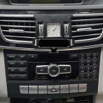 Mobiiltelefonihoidja, mis &uuml;hildub 2013-2016 Mercedes E-klassi W212 tarvikutega Mobiiltelefonihoidja auto (2013-2016 W212 jaoks)