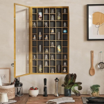 JUTSTJUKO Shot Glass Display Case Solid Wood Cabinet lukustatava uksega veinitasside hoiukast eemaldatavate riiulitega seinale paigaldatav suur puidust kapp koju ja &auml;rile (pruun, 46 ruudustikku)