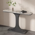 Konsoollaudade koridor kitsas diivanilaua taga Konsoolilaud must kuldne sissep&auml;&auml;sulaud kaasaegne konsool aksentilaud raud geomeetriliste metalljalgadega kitsas Ho