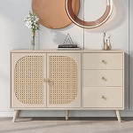 LATICO rotangist riidekapp 2 ukse ja 3 sahtliga hoiuruumiga, seisev kapp, k&ouml;&ouml;gikapp, buffetkapp, TV kapp, k&uuml;ljepaneel, elutuba, s&ouml;&ouml;gituba, k&ouml;&ouml;k, 120 x 40 x 82 cm, naturaalvalge kreemjas v&auml;rvus.