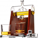WHISKEY Carafe Set - Viski kinkekomplekt - Kingitused meestele - Meeste kingitus - s&uuml;nnip&auml;evakingitus mehele - Laevakannu 1100 ml, kinkekarp, 2 viskiklaasi, 4 viskikivi