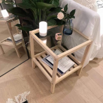 Puidust k&uuml;ljelaud 2-tasandiline voodipoolne laud Ruudukujuline k&uuml;ljelaud koos hoiuriiuli ja karastatud klaasist lauaga V&auml;ike diivanilaud ja lamp/vaas/taimestik elutuppa