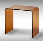 U-kujuline akr&uuml;&uuml;list k&uuml;ljelaud, l&auml;bipaistev v&auml;ike &ouml;&ouml;kapita laud ja tugitooli, l&auml;bipaistev ristk&uuml;likukujuline teelaud &uuml;mmarguste servadega, pruun