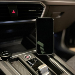Autotelefoni hoidik Seat Leon & Cupra Formentorile (2020-2024 Pre-facelift) - Magnetiline ja &uuml;hildub MagSafe-toega nutitelefonidega - t&auml;iuslik sobivus ja stabiilsus - keskkonsoolile