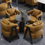Industrielles Retro-Sofa-Set mit hochelastischem Schaumstoff, Massivholzrahmen und robuster Marmor-Tischplatte f&uuml;r Lounge & Restaurant