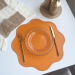 AMDXD 4 taldriku komplekt Pesemisv&otilde;imelised kaasaegsed PVC nahast lauamattid Boho tavalise lillemustriga libisemisvastased taldrikud oranži v&auml;rvi koduse restorani s&ouml;&ouml;gilauale 38 cm