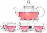 Klassikalise stiilis &otilde;itsev klaasist teekomplekt, mis sisaldab 1 x 600 ml teekannu ja 1 teekeetja koos 4 tassi ja 4 x 100 ml taldrikutega Klaasist teekannu ja teekomplekt.