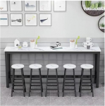 Kaasaegne konsoollaud ristk&uuml;likukujulise alusega, seinapinnad, k&uuml;lgkoridor, esikus, kaasaegne puidust baarilaud kivimustriga ja musta raamiga, ideaalne Barth'ile