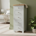 GROF m&ouml;&ouml;bel Tusk Grey Slim kirstu Tallboy 5 sahtlit Tall kirstu magamistoas M&ouml;&ouml;bel v&auml;rvitud valge Tallboy kirstu magamistoas paigaldatud