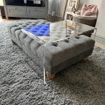 K&auml;sitsi valmistatud ekstra suur Chesterfield pehmendusega kohvilaud K&auml;sit&ouml;&ouml;na valmistatud magamistoam&ouml;&ouml;bel (Foot Style, 7, h&otilde;bedane)