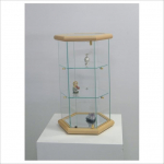 VM ART DESIGN GLASS V&auml;ike kuuekandiline vitriinkapp VM113T Hele tammepuit