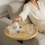 Looduslik puidust diivanilaud, reguleeritav diivanitooli kandik &otilde;hukeste ja laiade diivanite k&auml;etugede jaoks, &uuml;mmargune puidust diivanilaudade k&auml;etugi, suupistete kandik