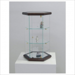 V&auml;ike kuuekandiline vitriinkapp VM113T (tumedast p&auml;hklipuust)