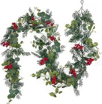 J&otilde;ulugirland 1,8 m garland J&otilde;uluk&uuml;&uuml;nla garland Kunstlik nagu t&otilde;eline roheline m&auml;nd Eukal&uuml;pt Punased marjad Garland kuusk roheline j&otilde;ulugirland treppide v&auml;ljas kaunistus