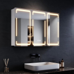 SONNI LED Vannitoa peeglikapp koos valgustuse ja pistikupesaga, 90 x 60 cm Vannitoakapp koos peegliga 3 uksega, traadita hingedega disain, 3 valgusv&auml;rvi, timmitav, uduvastane, IP44 veekindel.