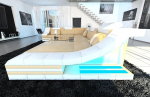Wohnlandschaft Turino XXL nahast diivan LED-valgustusega, reguleeritavad peatuged, Chaise Longue / nahav&auml;rvid valitavad / orientatsioon valitav (Ottomani paremal, liivapunane/valge)