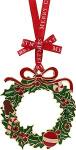 Widdop and Co Regal Tidings Baumschmuck zum Sammeln - Weihnachtskranz mit rotem Band und Stechpalmen-Details