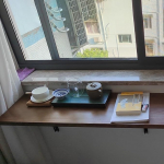 Kokkupandav seinalaua individuaalselt reguleeritavate, kokkupandavate riiulite klambritega, ruumi s&auml;&auml;stev serveerimisriiul pesuruumi ja t&ouml;&ouml;ruumi jaoks