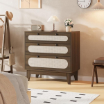 Moderne Rattan-Kommode mit 3 Schubladen f&uuml;r Schlafzimmer - ger&auml;umiger Aufbewahrungsschrank aus Holz mit Griffen & stabilen Beinen - Vielseitiger Nachttisch Kommode f&uuml;r Schlafzimmer