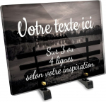 OCAP-FUNERAIRE.COM Ovaalne pspeksist haua m&auml;rk koos pingiga j&auml;rve ees Erinevad suurused 6mm paksus Isikup&auml;rastatud mitmel real 30x20cm