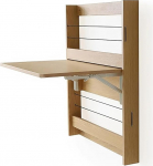 Seinale paigaldatud kokkupandav laud ruumi s&auml;&auml;stev puidust arvutilaua koos riiuliga Kokkupandav &otilde;ppet&ouml;&ouml;laud magamistoas