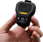 DEWALT Wearable Bluetooth Speaker Onyx Edition - klambriga magnetiline minik&otilde;lar, IP56 vee- ja tolmukaitse, mikrofon k&auml;ed-vabadeks muusikaks ja k&otilde;nedeks, &uuml;likerge, kindaga t&ouml;&ouml;tamine