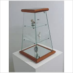 VM ART DESIGN GLASS Klein p&uuml;ramiid vitriinid VM203T Kirsipuu