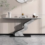 Sissep&auml;&auml;sulaua, kodudekoratsioon, p&otilde;hjamaine kerge luksuslik kivist konsoollaud, must mitmekihiline v&auml;rvitud metallraam, &uuml;marate nurkadega diivanilauad esikusse, magamistuppa