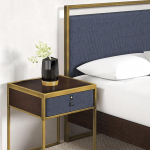 Zinus Ilsang &ouml;&ouml;kapp 45 x 43 x 52 cm - metallist ja puidust k&uuml;ljelaud - Taupekangast sahtliga - pruun ja must