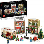 LEGO 10308 Icons Christmas Decorated Main Street, Winter Village Model Kit koos trammi, poodide, aksessuaaride ja j&otilde;ulukaunistustega.