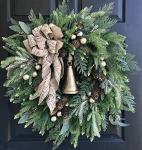 J&otilde;ulup&auml;rg talumaja, j&otilde;ulukaunistus p&auml;rg esiuksele, uksep&auml;rg j&otilde;ulud, j&otilde;ulugirlande m&auml;nni ja kelladega, kunstlik j&otilde;ulup&auml;rg v&auml;lisuksele (50 x 50 cm).