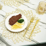 Riuulity Ausgeh&ouml;hlte PVC-Tischsets, Hitzebest&auml;ndig f&uuml;r Esstisch, 8 St&uuml;ck, Blumenform-Matten, Waschbar, Service-Teller-Matte f&uuml;r Familienk&uuml;che, Hotel, Gold