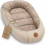 Beebipesa vasts&uuml;ndinutele / beebidele, k&auml;sitsi valmistatud kahepoolne puuvillane vatipadi, 90 x 50 cm, beež ja valge, t&auml;rnidega.