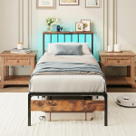 IRONCK Voodi 90 x 200 cm, LED- ja laadimisjaamaga voodiraam, panipaik voodi all, 2 vahelduvvoolu pesa, 1 USB ja 1 Type-C port, noorte voodi metallist liistudega, &uuml;heinimesevoodi, 90 x 200 cm.