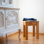 Emma t&auml;ispuidust jakkum kuni 200 kg - Puidust p&ouml;&ouml;gist valmistatud jakkum - naturaalne s&uuml;damepuit - jakkum saab kasutada &ouml;&ouml;kapina - 36 x 36 x 45 cm