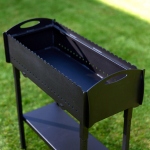 Klassikaline mangal alumise riiuliga.