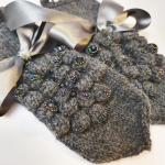 K&auml;sitsi kootud kindad &bdquo;Mummud˙ &ndash; meriino vill, p&auml;rlite ja kristallidega