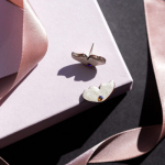 K&otilde;rvar&otilde;ngad ˙Liblika tiivad˙ &ndash; p&auml;rlmutter valge, kristall (12&times;22 mm)