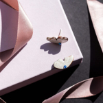 K&otilde;rvar&otilde;ngad ˙Liblika tiivad˙ &ndash; p&auml;rlmutter valge, helesinine kristall (12&times;22 mm)