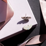 K&otilde;rvar&otilde;ngad ˙Liblika tiivad˙ &ndash; valge opaliitkristall, puidust (12&times;22 mm)