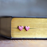 K&otilde;rvar&otilde;ngad ˙S&uuml;damed˙ - roosa, puidust ja glasuuritud (13&times;13 mm)