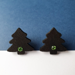 K&otilde;rvar&otilde;ngad ˙Kuusk˙ &ndash; matt must, roheline kristall, puidust (20&times;20 mm)