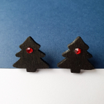 K&otilde;rvar&otilde;ngad ˙Kuusk˙ - matt must, punane kristall, puidust (20&times;20 mm)